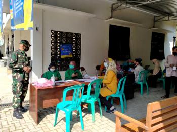 Babinsa Lakukan Pengamanan Vaksinasi Covid-19